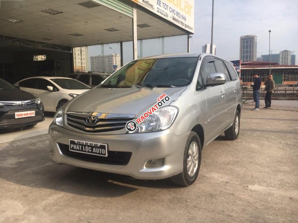 Bán Toyota Innova V 2010, màu bạc như mới-4