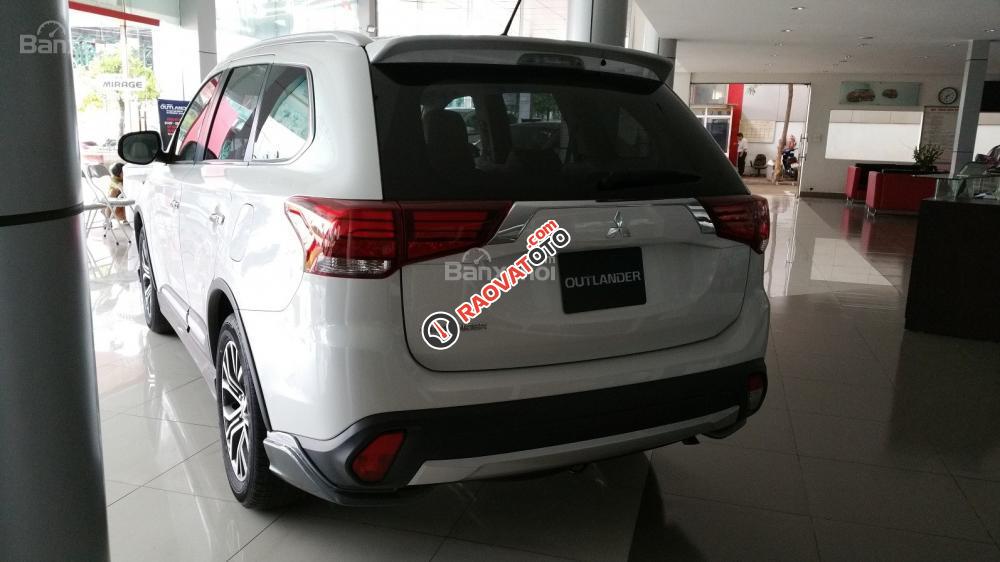 Bán xe Outlander tại Quảng Nam, xe có sẵn, giao ngay, hỗ trợ vay đến 80 %, LH Quang: 0905596067-2