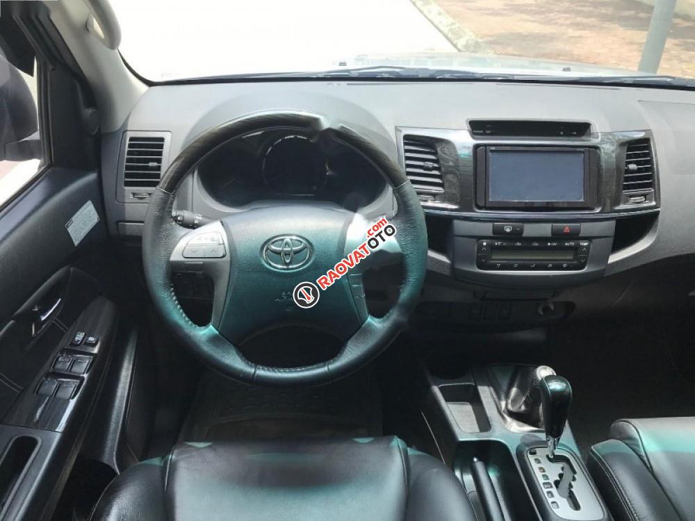 Bán Toyota Fortuner 2.7V 4x4 AT đời 2015, màu bạc chính chủ-9