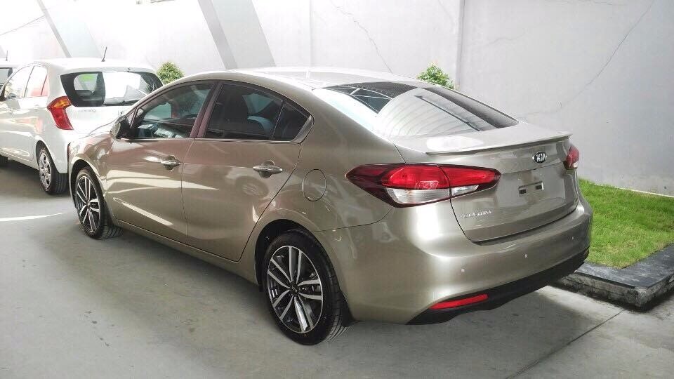 Bán Kia Cerato đời 2017, màu trắng, nhập khẩu, số sàn-16