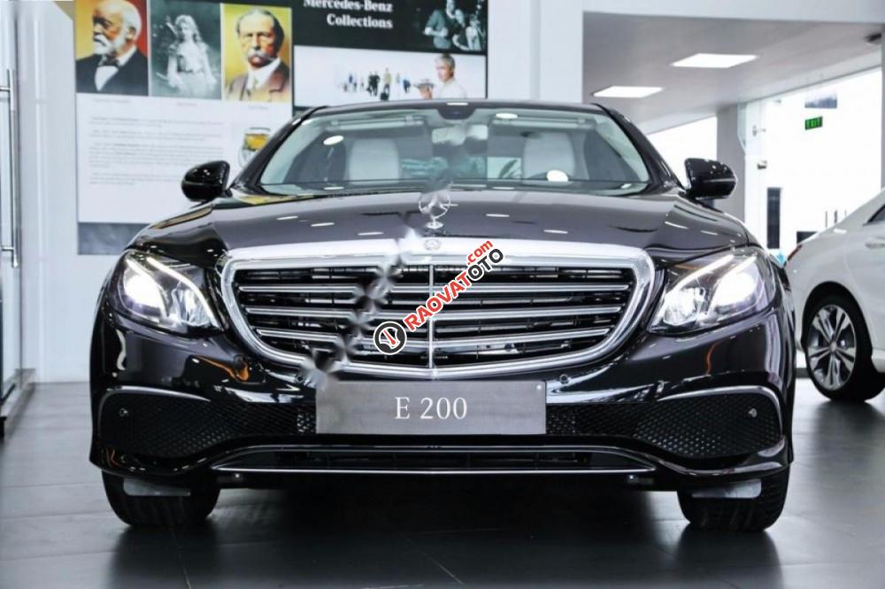 Bán xe Mercedes E200 đời 2017, màu đen-2