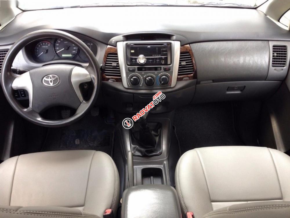 Bán Toyota Innova 2.0E sản xuất 2013, màu bạc -6