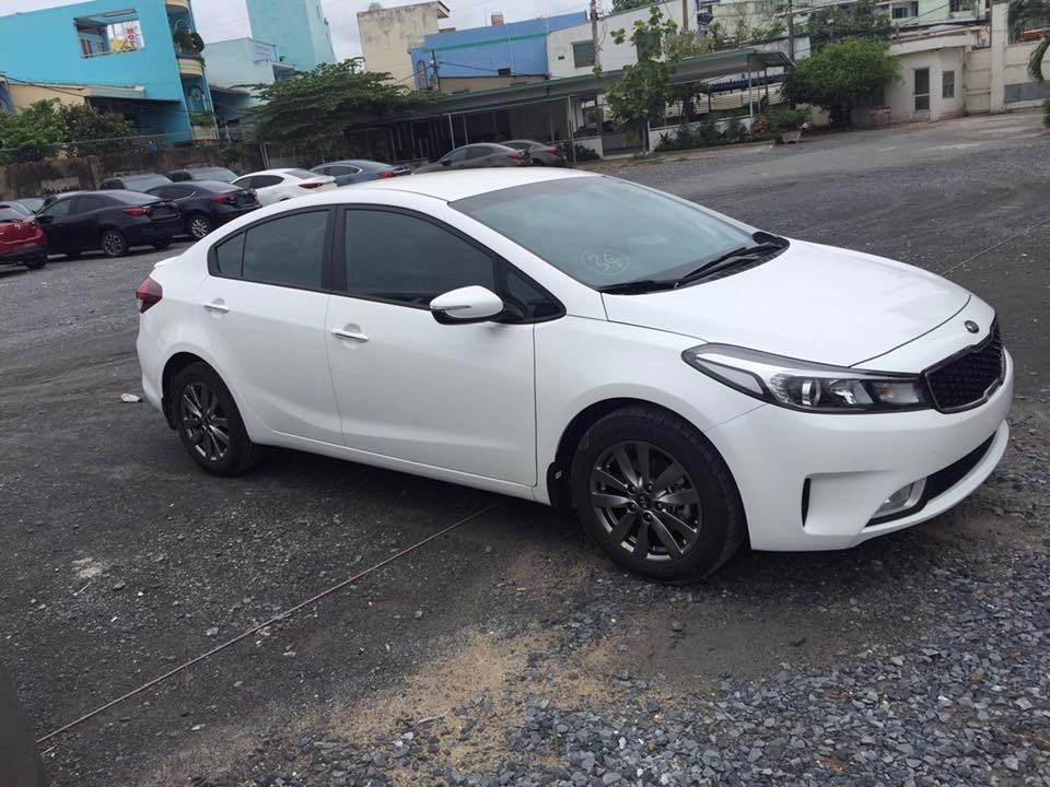 Bán Kia Cerato đời 2017, màu trắng, nhập khẩu, số sàn-1