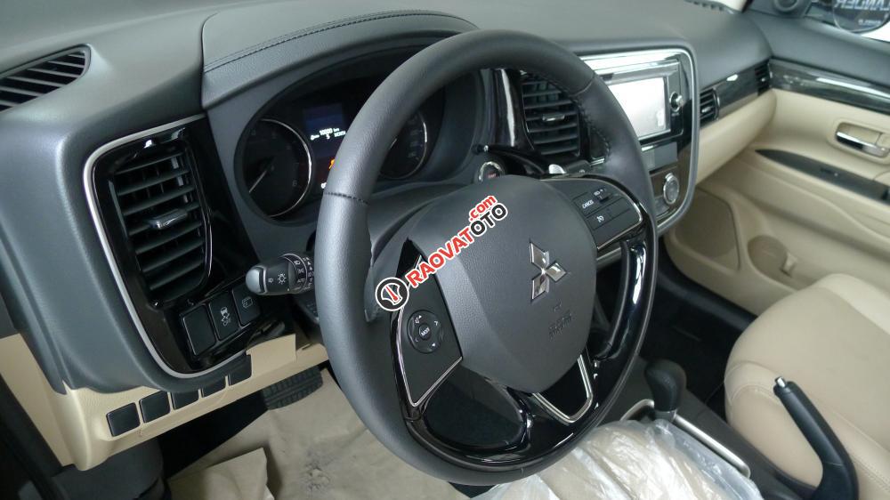 Bán ô tô Mitsubishi Outlander 2.0 CVT đời 2016, màu nâu, có bán trả góp liên hệ 0906.884.030-6