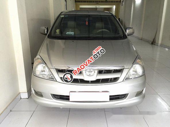 Cần bán gấp Toyota Innova đời 2008, màu bạc chính chủ, giá 385tr-0