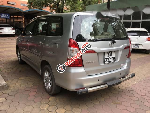 Cần bán gấp Toyota Innova E đời 2014, màu bạc như mới, giá tốt-2