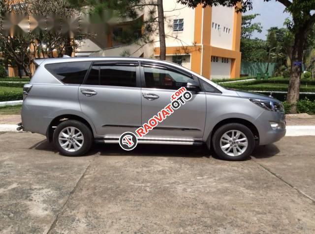 Cần bán xe Toyota Innova MT đời 2017, màu bạc, giá 690tr-0