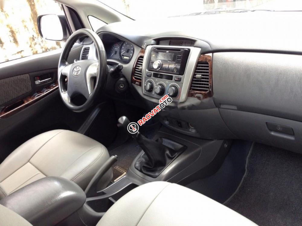 Bán Toyota Innova 2.0E sản xuất 2013, màu bạc -7