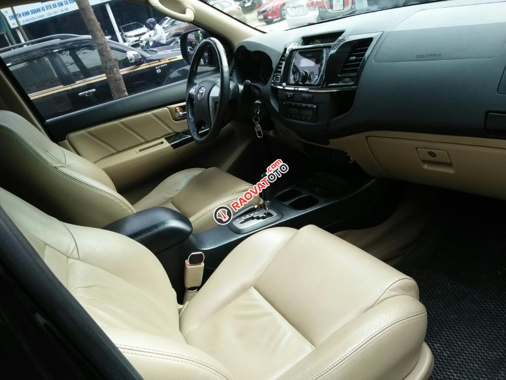 Xe Toyota Fortuner V sản xuất 2015, màu đen-10