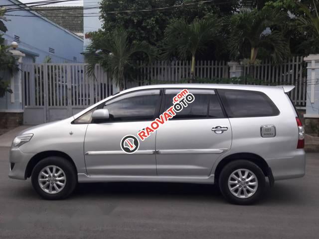 Bán ô tô Toyota Innova 2.0E đời 2013, màu bạc-2