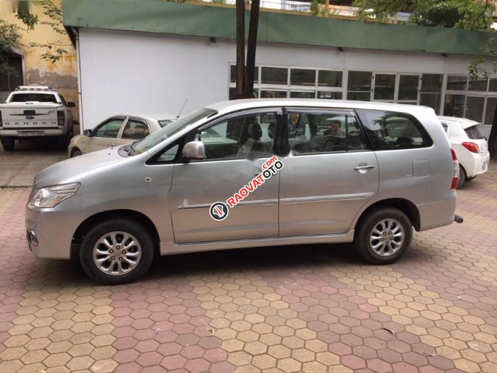 Bán Toyota Innova 2.0E năm 2014, màu bạc chính chủ giá cạnh tranh-0