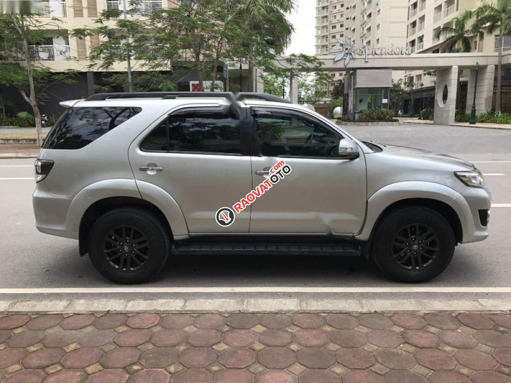 Bán Toyota Fortuner 2.7V 4x4 AT đời 2015, màu bạc chính chủ-2