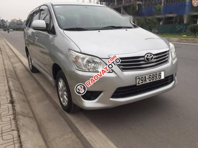 Bán Toyota Innova 2.0E 2012, màu bạc, xe gia đình-5