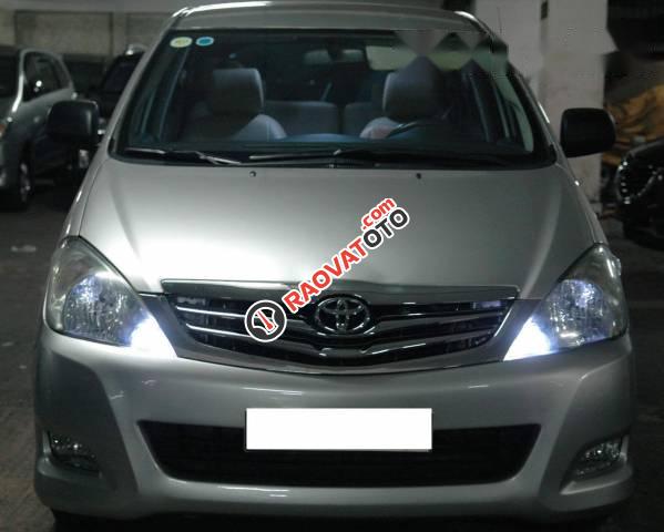 Bán Toyota Innova 2009, màu bạc xe gia đình-0