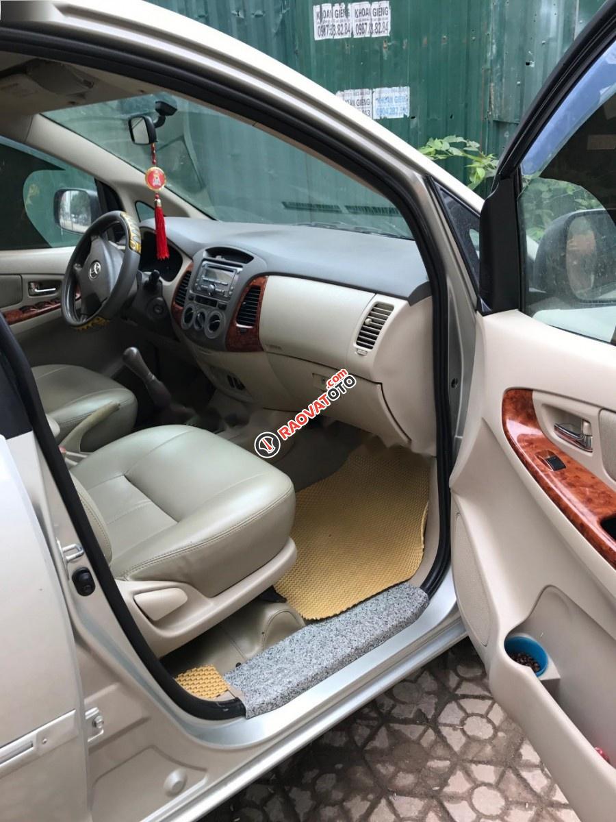 Cần bán xe Toyota Innova G sản xuất 2007, màu bạc như mới-0
