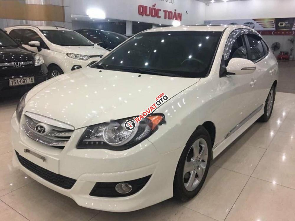 Cần bán lại xe Hyundai Avante 1.6AT sản xuất 2014, màu trắng số tự động-0