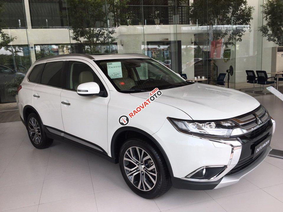 Cần bán xe Mitsubishi Outlander 2.0 CVT model 2017, màu trắng, có trả góp 0906.884.030-0