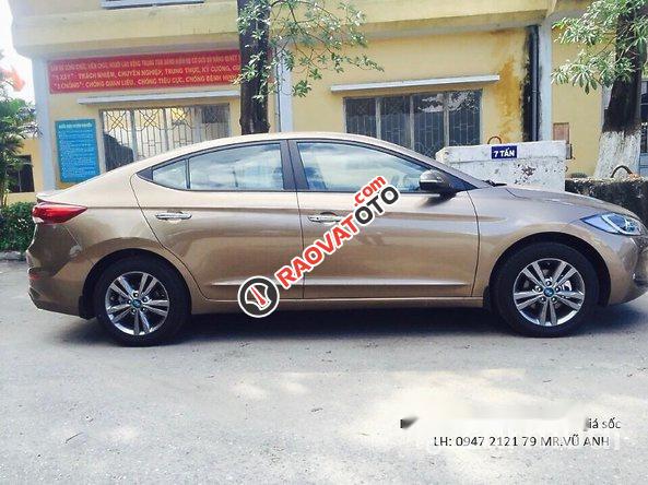 Cần bán xe Hyundai Elantra đời 2018, màu nâu số tự động-1