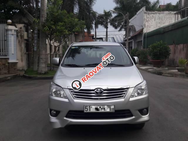 Bán ô tô Toyota Innova 2.0E đời 2013, màu bạc-1