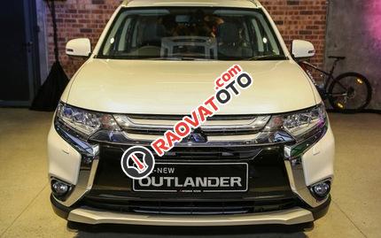 Cần bán xe Mitsubishi Outlander 2.0 CVT model 2017, màu trắng, có trả góp 0906.884.030-6