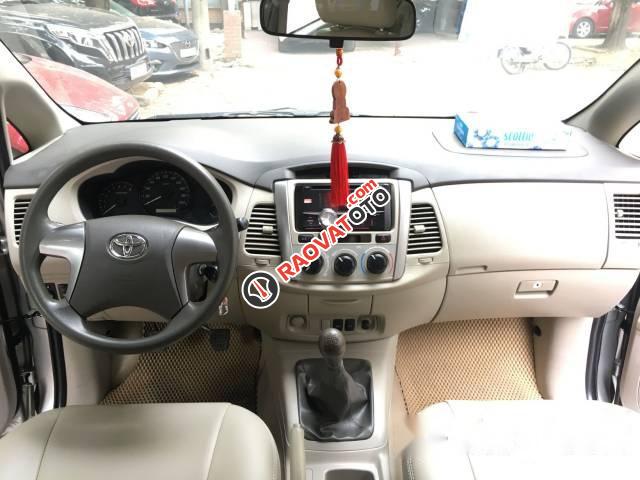 Cần bán gấp Toyota Innova E đời 2014, màu bạc như mới, giá tốt-4