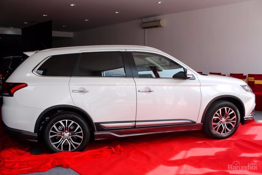 Bán Mitsubishi Outlander đời 2017, màu trắng, nhập khẩu-11