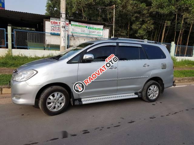 Cần bán lại xe Toyota Innova năm 2009, màu bạc, giá tốt-3