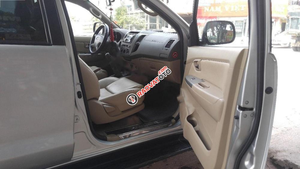 Cần bán gấp Toyota Fortuner 2.5G năm 2011, màu bạc, giá 650tr-6