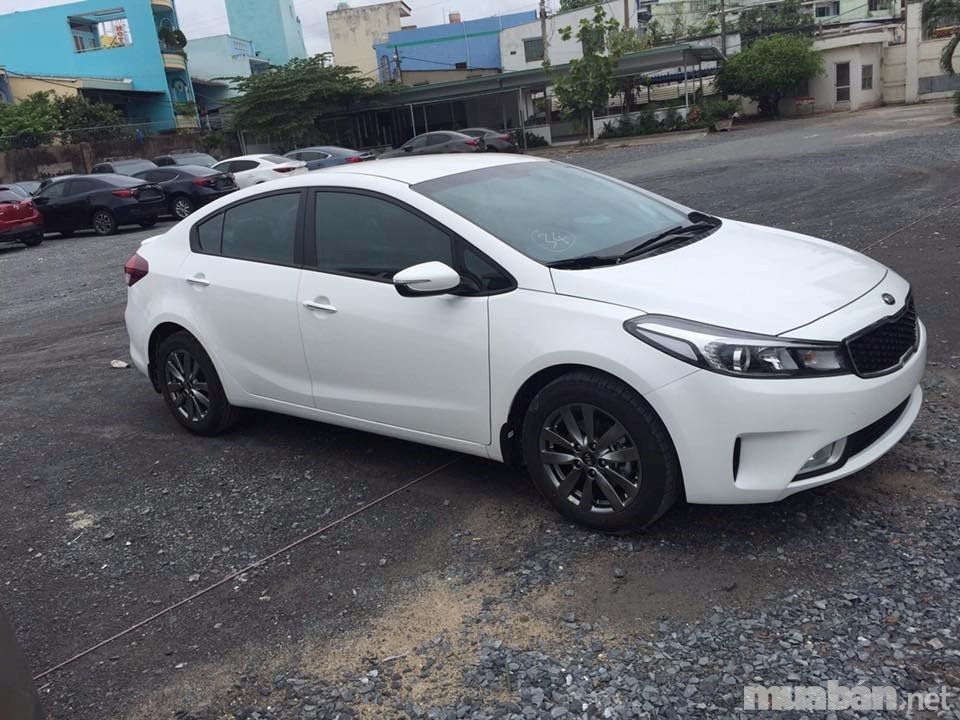 Bán Kia Cerato đời 2017, màu trắng, nhập khẩu, số sàn-0