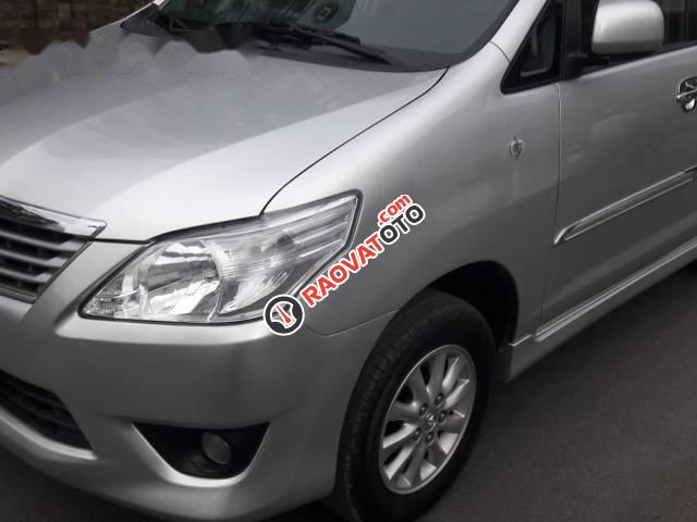 Bán ô tô Toyota Innova 2.0E đời 2013, màu bạc-0