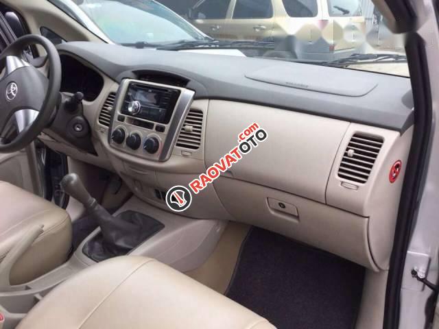 Cần bán Toyota Innova đời 2016, màu bạc như mới-1