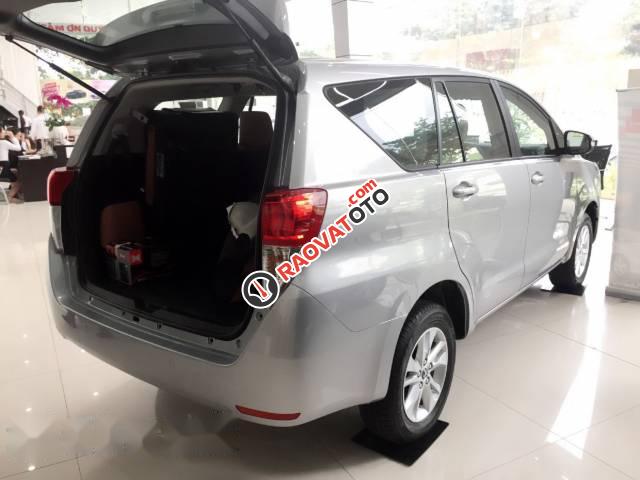 Bán Toyota Innova 2.0E đời 2017, màu bạc, giá tốt-0