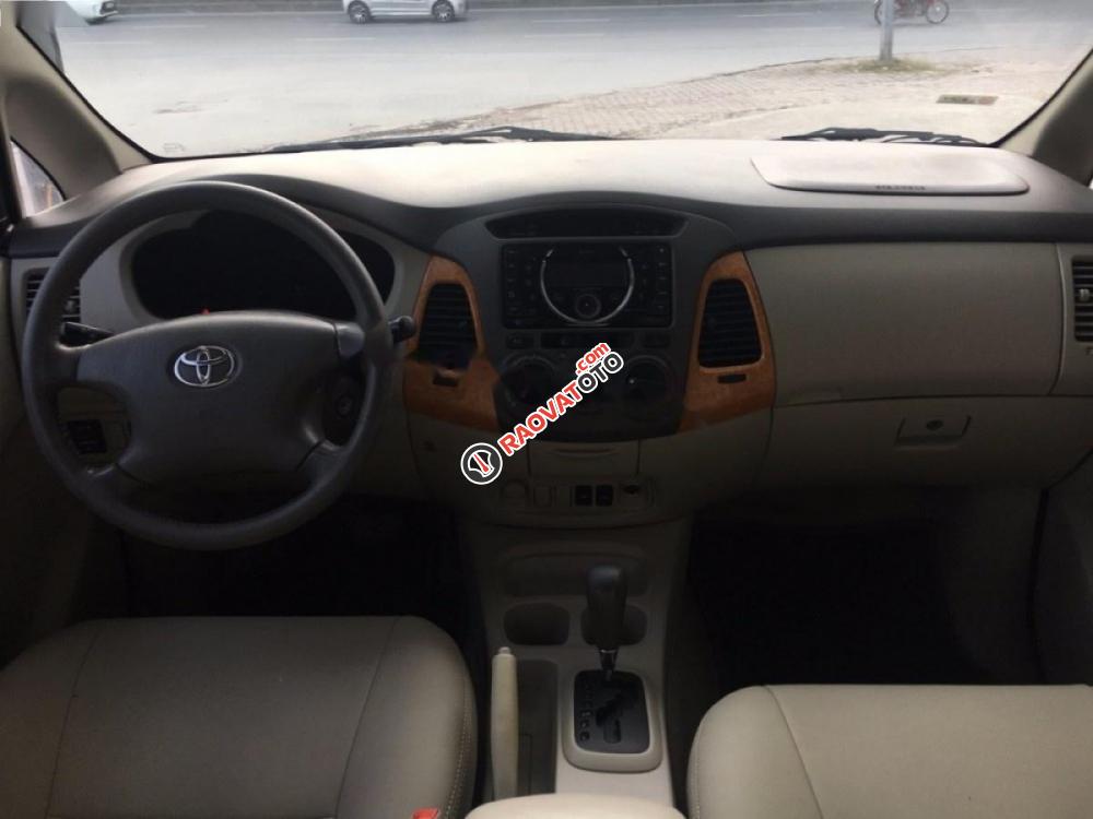 Bán Toyota Innova V 2010, màu bạc như mới-3