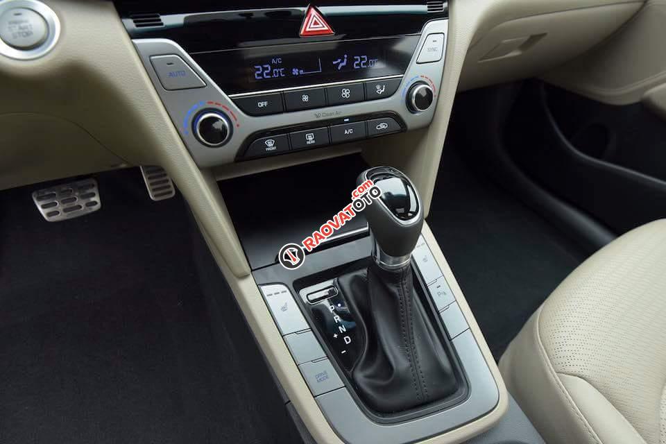 Mua xe Hyundai Elantra 2018, nhận ngay gói KM khủng lên đến 100tr-2