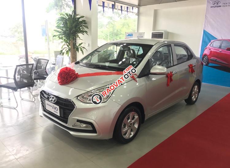 Cần bán Hyundai Grand i10 1.2AT đời 2017, màu bạc-2