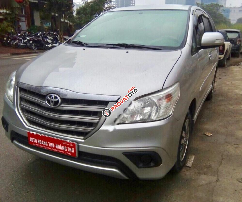 Bán Toyota Innova 2.0E đời 2015, màu bạc số sàn, giá chỉ 615 triệu-0