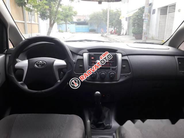 Bán ô tô Toyota Innova 2.0E đời 2013, màu bạc-4