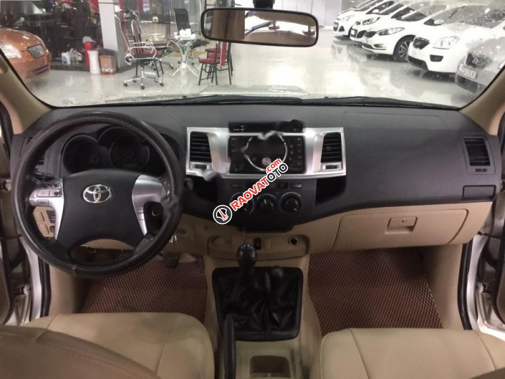 Salon bán xe Toyota Hilux 3.0G 4x4 MT sản xuất 2014, màu vàng, nhập khẩu-3