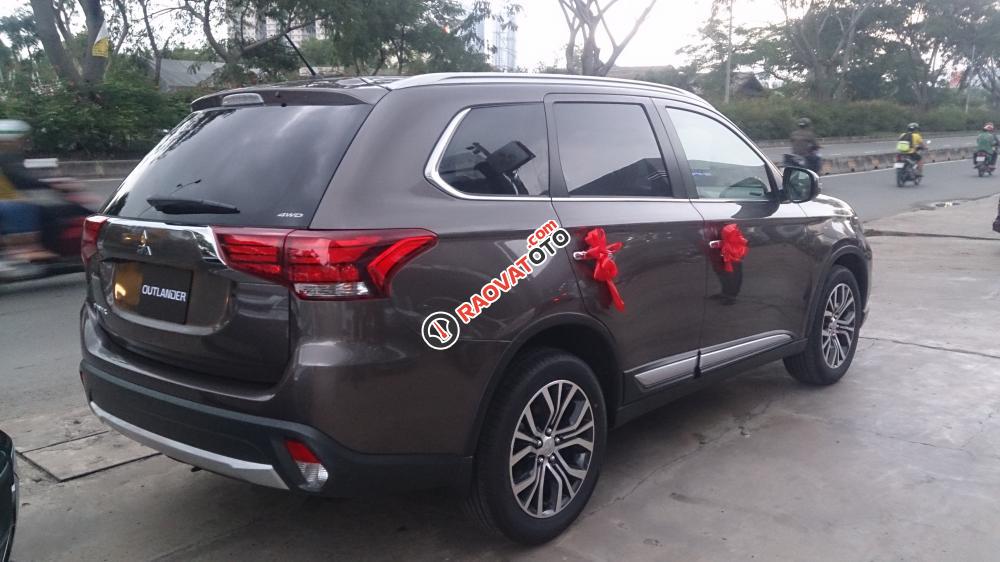 Bán ô tô Mitsubishi Outlander 2.0 CVT đời 2016, màu nâu, có bán trả góp liên hệ 0906.884.030-1