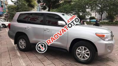 Bán xe Toyota Land Cruiser năm 2015 màu bạc, nhập khẩu nguyên chiếc-1