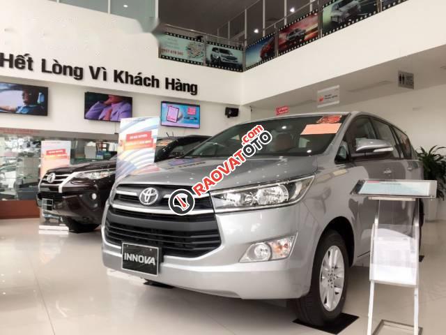 Bán Toyota Innova 2.0E đời 2017, màu bạc, giá tốt-1