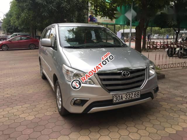 Cần bán gấp Toyota Innova E đời 2014, màu bạc như mới, giá tốt-1