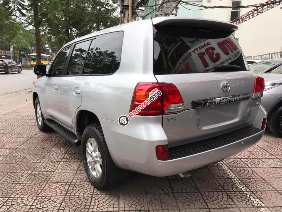 Bán xe Toyota Land Cruiser năm 2015 màu bạc, nhập khẩu nguyên chiếc-5