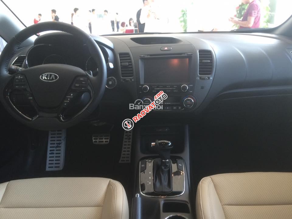 Kia Giải Phóng - Hỗ trợ vay trả góp 90% giá trị xe khi mua Kia Cerato, thủ tục nhanh gọn, giao xe ngay. LH  0938808627-1