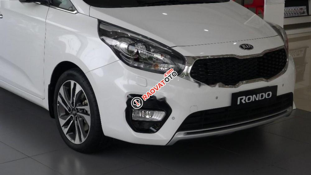 Cần bán Kia Rondo năm 2017, màu trắng-2