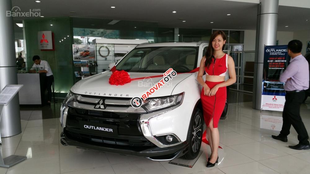 Bán xe Outlander tại Quảng Nam, xe có sẵn, giao ngay, hỗ trợ vay đến 80 %, LH Quang: 0905596067-0