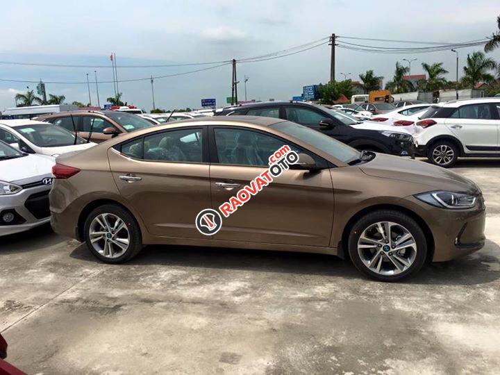 Cần bán Hyundai Elantra sản xuất 2018 màu nâu tại Đắk Lắk, hỗ trợ vay vốn 80% giá trị xe. Hotline 0935904141-0