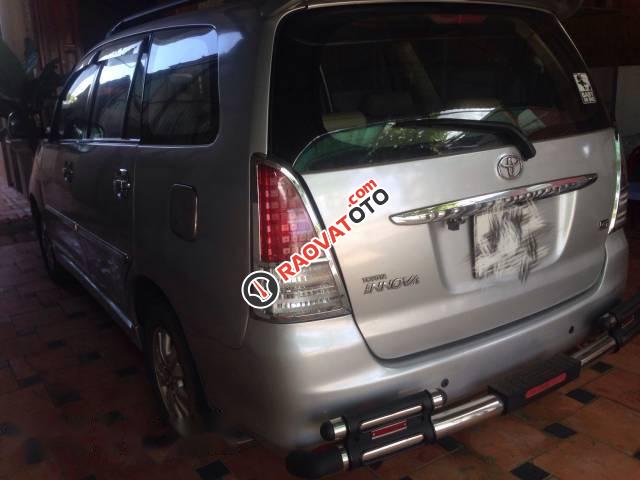 Cần bán gấp Toyota Innova G đời 2010, màu bạc xe gia đình-0