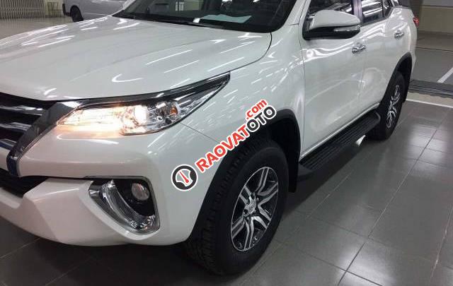 Bán Toyota Fortuner V đời 2017, màu trắng-2