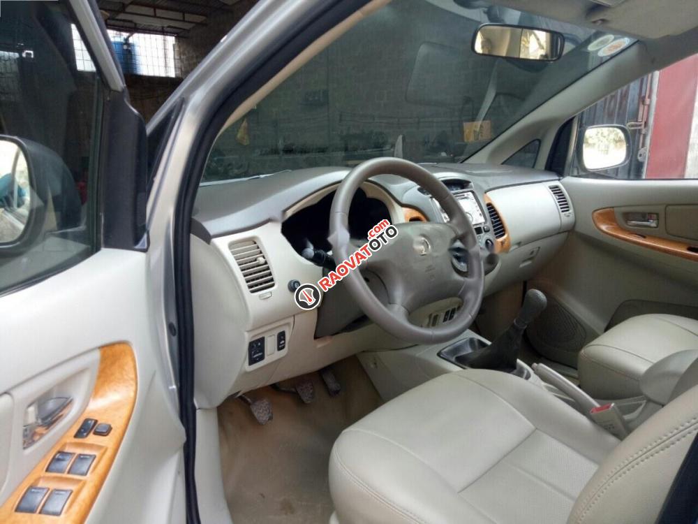 Cần bán gấp Toyota Innova 2.0G đời 2010, màu bạc-4